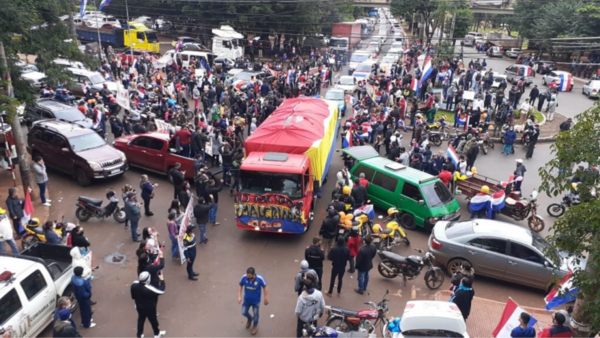 Caravana copó las calles en apoyo al intendente de CDE