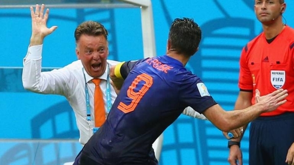 HOY / Van Persie revela que Van Gaal lo abofeteó en el Mundial de 2014