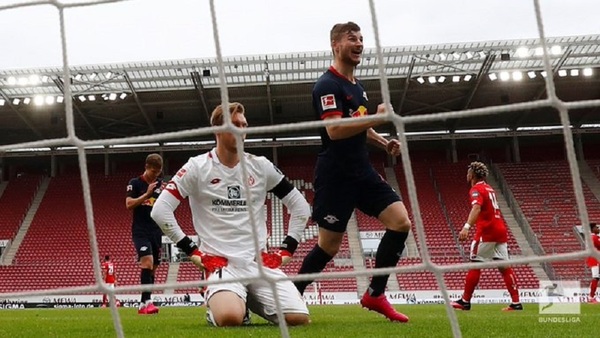 Leipzig continúa tercero y el Schalke se complica