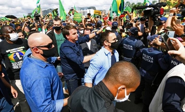 HOY / Una más de Bolsonaro: presidente de Brasil sale sin tapabocas y se mezcla entre una multitud