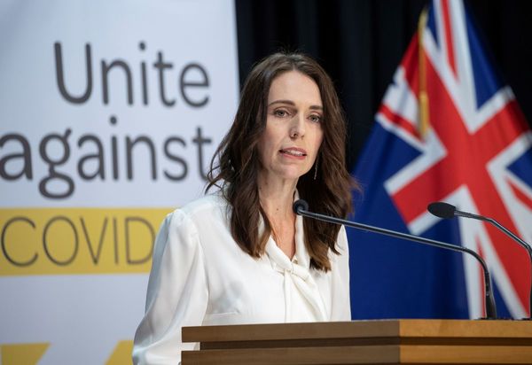 Primera ministra de Nueva Zelanda mantiene la calma en terremoto en directo por TV