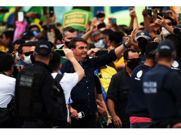 Bolsonaro ignora recomendaciones y se mezcla en masiva manifestación
