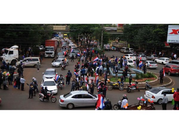 CDE: Masiva caravana de vehículos  para  apoyar  gestión del   intendente