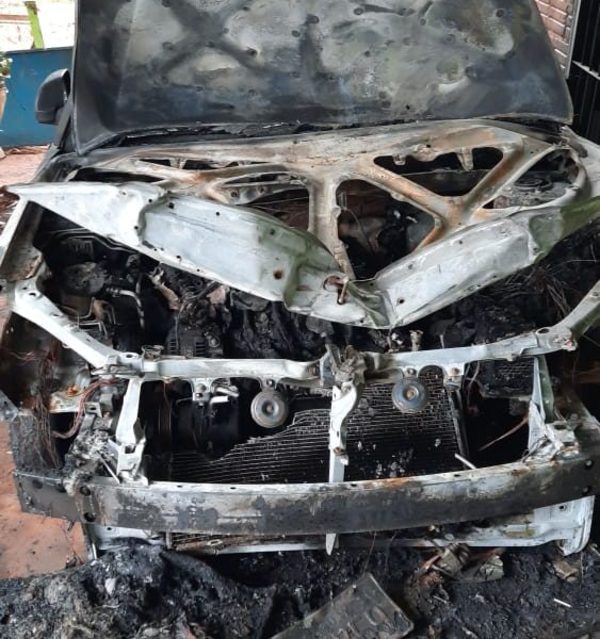 Incendio destruye por completo un vehículo