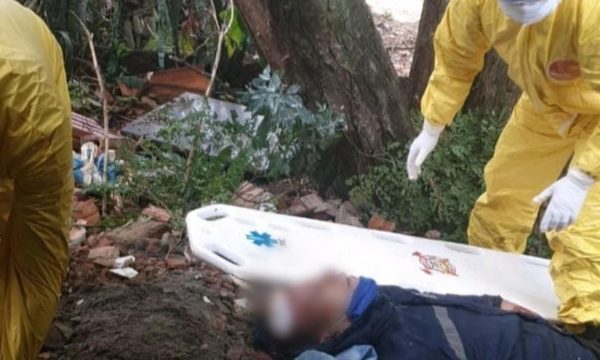 Hombre cae desde un árbol y sufrió lesiones