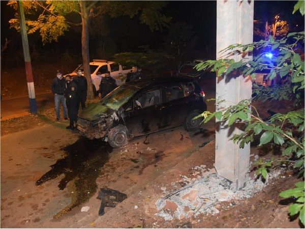 Hombre fallece tras chocar contra una columna en Ñemby