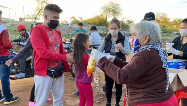 Gabi Wolscham y su maquillador llevaron merienda a los niños de Cateura