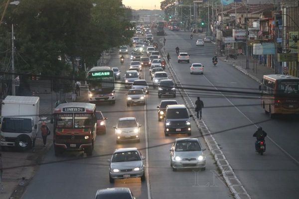 Miles de vehículos ingresan a Asunción en inicio de segunda fase
