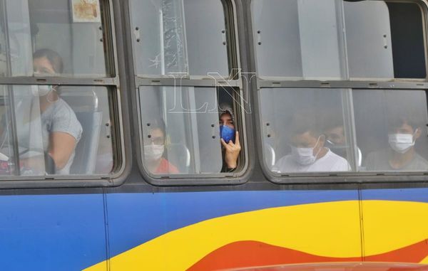 Hasta 10 pasajeros parados en buses grandes está permitido en fase 2