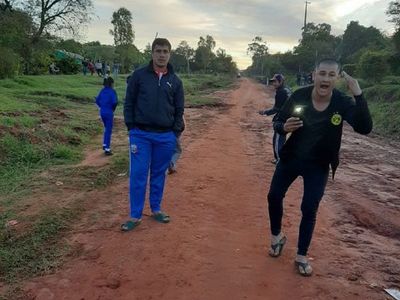 Timberos hicieron correr a policías y amenazaron con liquidarlos