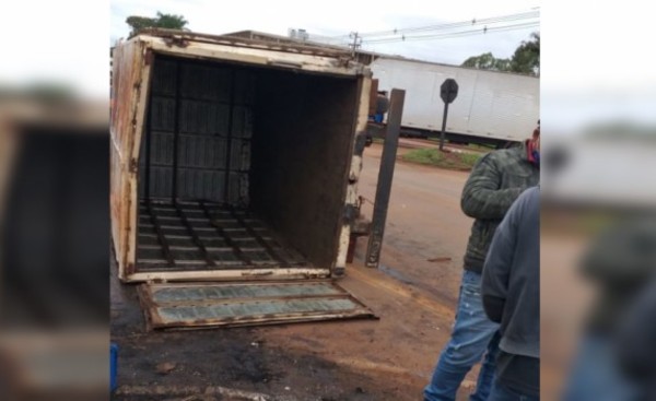 Quedó sin frenos, atropelló una lomada y terminó volcado