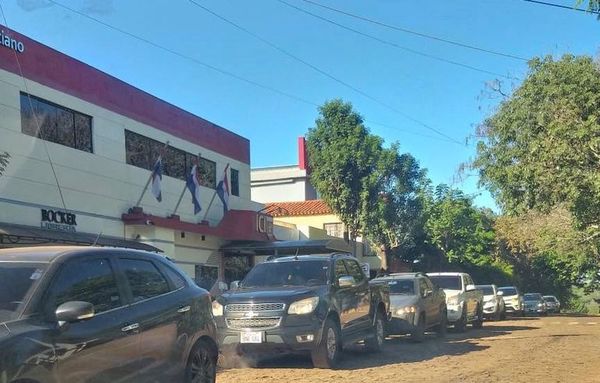 Caravana para pedir descuento del 50% de cuotas en colegio privado - ABC en el Este - ABC Color