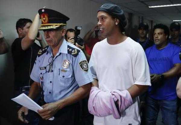 Ronaldinho presentó al paraguayo que es su “9” en la cárcel – Prensa 5