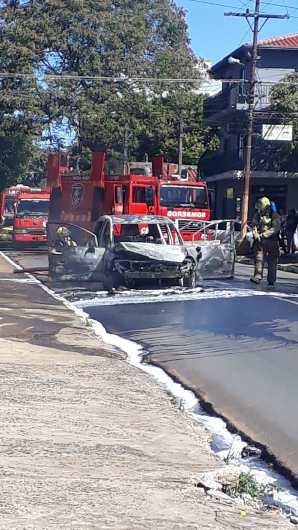 Un automóvil se incendia en Fernando de la Mora - Nacionales - ABC Color