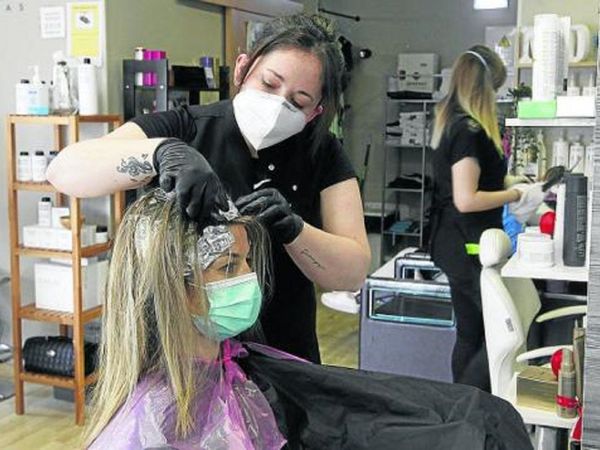 Pelus reabren hoy: todas piden teñido y depilación