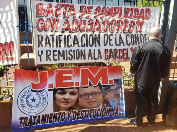 Padre de víctima de abuso se encadena para pedir destitución de camaristas