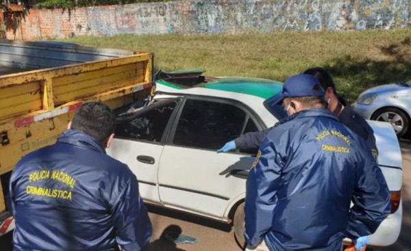Taxista muere tras embestir violentamente contra carreta de camión