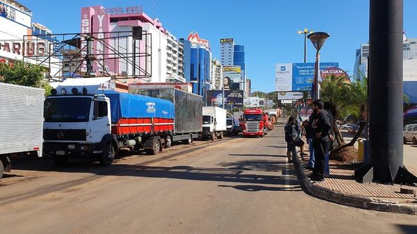 Transportistas se manifiestan en zona primaria de CDE - ABC en el Este - ABC Color