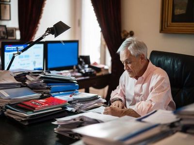 Chile promulga ley para reducir sueldo de parlamentarios y de cargos del Estado