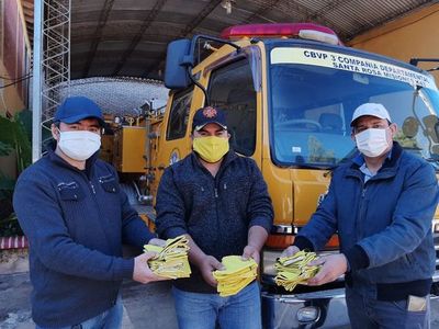 Docentes donan tapabocas a compañía de bomberos y policías en Misiones
