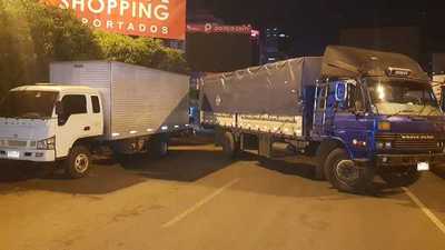 Camioneros BLOQUEAN paso de CARGAS por el PUENTE DE LA AMISTAD