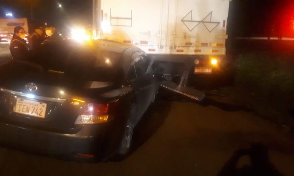 Vehículo embiste contra la parte trasera de camión