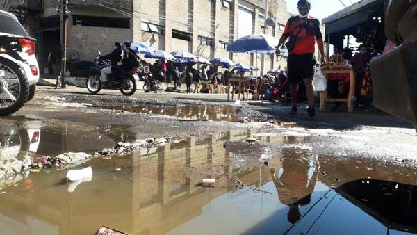 Basura y charcos "inundan" Mercado de Luque • Luque Noticias