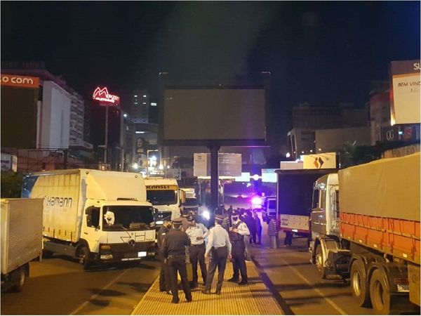 Camioneros, molestos con prohibición de cruzar al Brasil