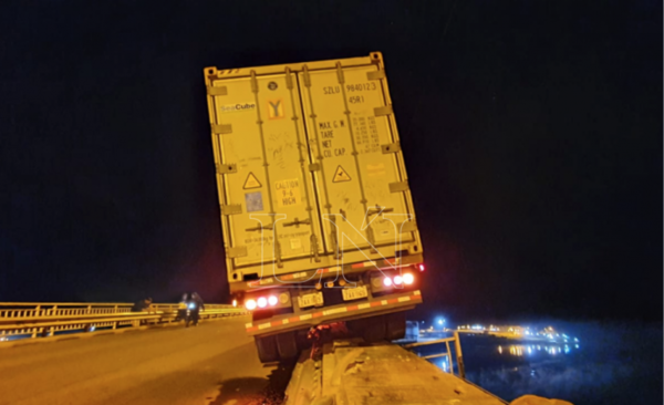 HOY / Porque no era su día, camionero no cae desde el puente en Concepción