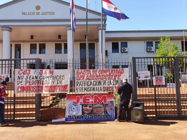 Padre de niña abusada se encadenó para pedir remoción de camaristas - ABC en el Este - ABC Color