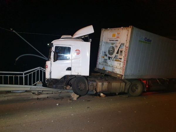 Camionero pierde el control y casi cae al río en el Puente Nanawa