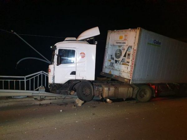 Camión casi cae de un puente tras choque en Concepción