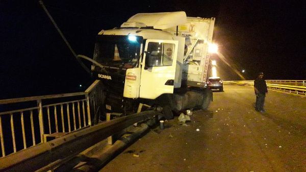 Camión casi cae de un puente tras choque en Concepción - Nacionales - ABC Color