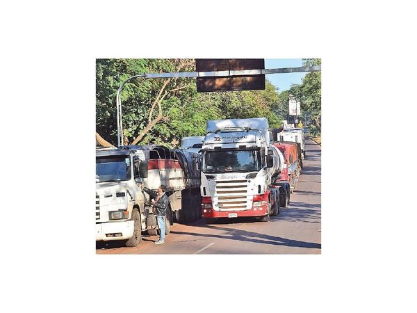 Queja de camioneros por restricción y lento paso fronterizo