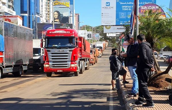 Camioneros exigen libre circulación en frontera - Economía - ABC Color