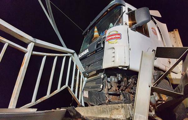 Camión transportador de carne casi cae al río Paraguay