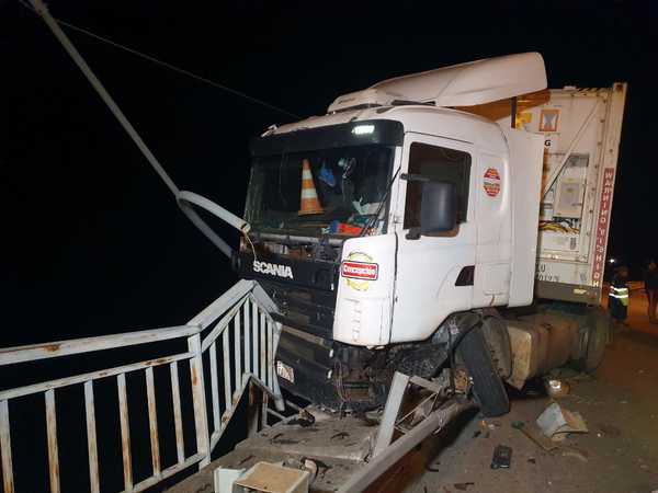 Milagro: Camión de gran porte casi cae del puente