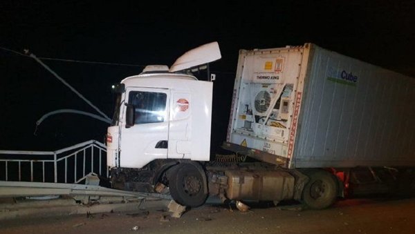 Camión se salva de milagro de caer al río | Noticias Paraguay