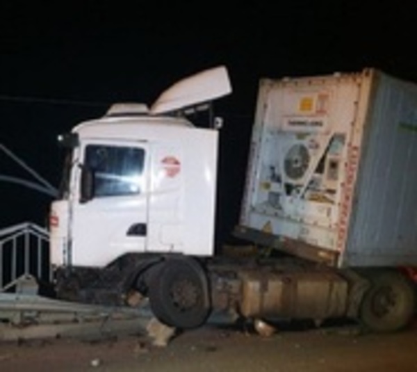 Camión se salva de milagro de caer al río - Paraguay.com