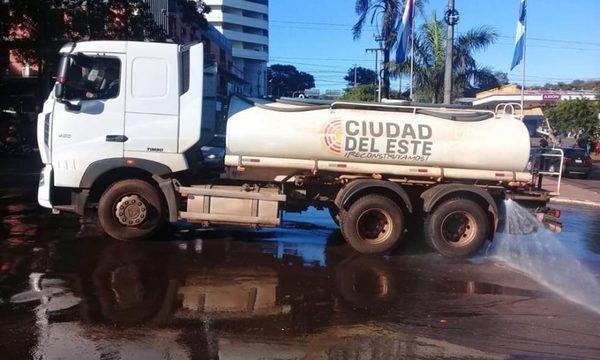 Desinfectan espacios públicos en el microcentro de CDE