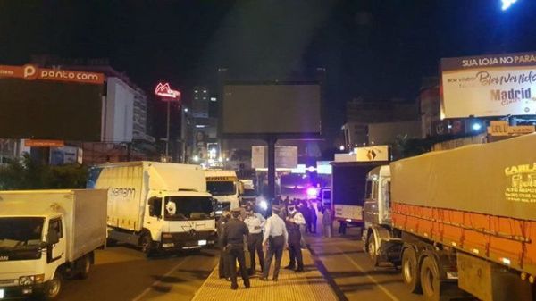 Camioneros amenazan con nuevo cierre de frontera por prohibición de ir a Brasil