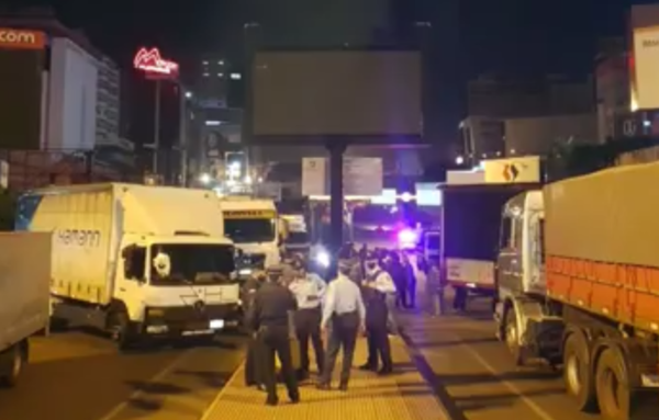 Camioneros amenazan con cerrar el Puente de la Amistad