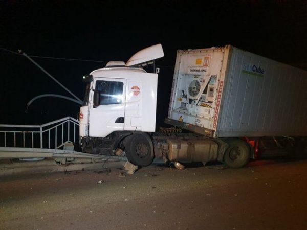 Camionero pierde el control y casi cae al río en el Puente Nanawa