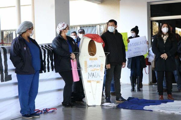 Trabajadores de Clínicas se movilizan para exigir que se deje de lucrar con la salud