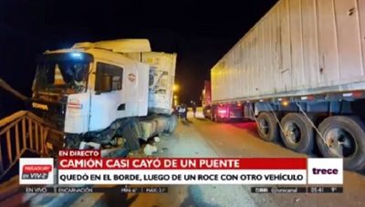 Camión de gran porte quedó al borde de caer al río