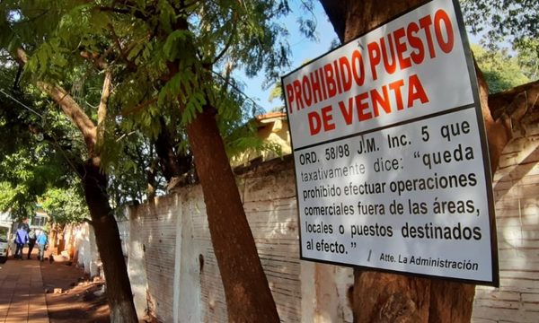 Desalojan a vendedores que estaban ocupando de nuevo la vereda de la escuela en Bo. Obrero – Diario TNPRESS