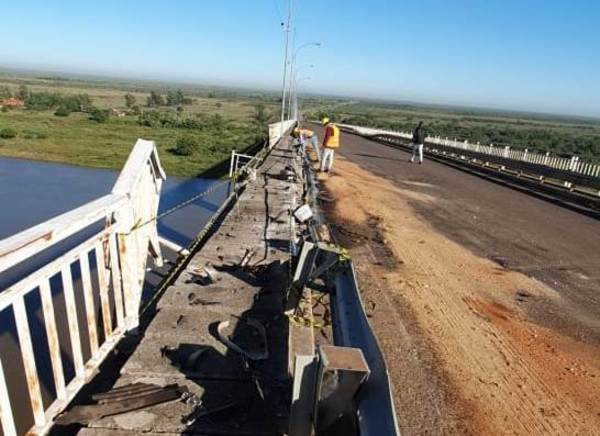 Considerables daños fueron causados al puente Nanawa por un camión de gran porte | Radio Regional 660 AM