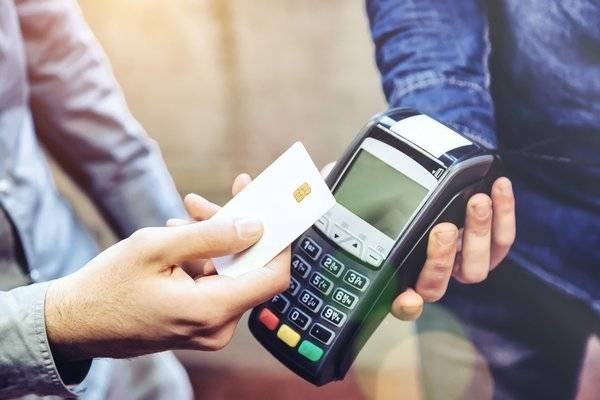 HOY / ¿El coronavirus supondrá el fin del uso de dinero en efectivo?