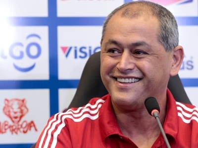 Francisco Arce transmite sus conocimientos a seleccionados juveniles