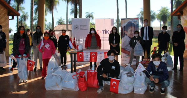Ropas, calzados y juguetes son donados a albergues del Minna